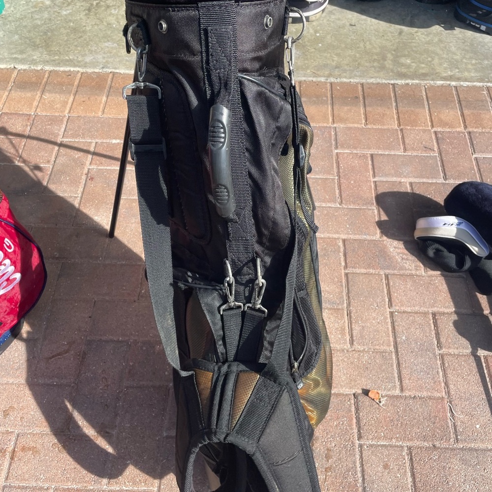 Knight golf stand bag with double strap and club dividers